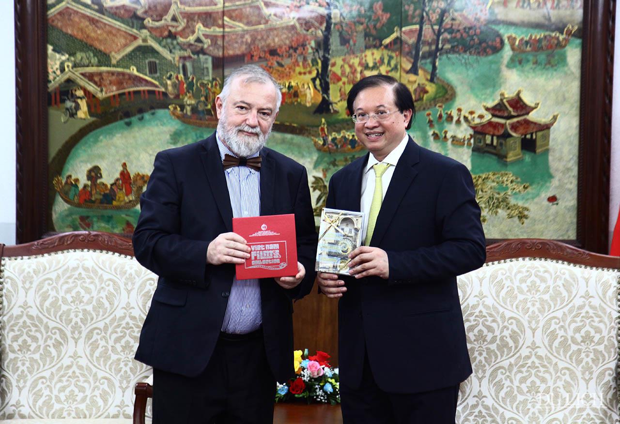  Thứ trưởng Tạ Quang Động tặng sách cho Đại sứ Hynek Kmonicek